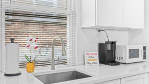 Una cocina o cocineta en Cozy 1 BR Apt - 3 Blocks to Beach - Sleeps 6