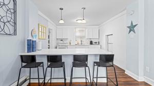 Una cocina o cocineta en Cozy 1 BR Apt - 3 Blocks to Beach - Sleeps 6