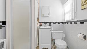 Un baño de Cozy 1 BR Apt - 3 Blocks to Beach - Sleeps 6