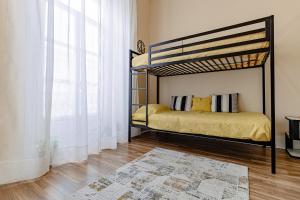 ein Schlafzimmer mit Etagenbett und Fenster in der Unterkunft Seixal Yachting Bay Vintage in Seixal