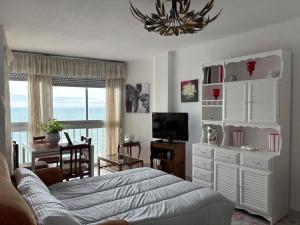 Televisyen dan/atau pusat hiburan di Relax & Sea View & Beach Access