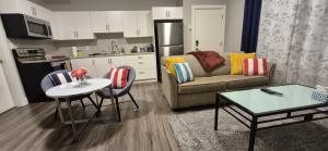 Cucina o angolo cottura di Two Bedroom Serenity with AC- Complimentary Welcome Treats
