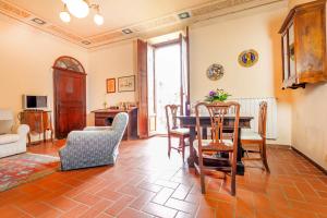 sala de estar con mesa y sillas en Borgo La Grancia, en Montisi