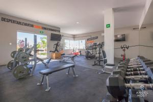 een sportschool met meerdere loopbanden in een ruimte bij Stylish Condo with Pools Gym Sunset Bay Views in La Paz