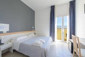 Postel nebo postele na pokoji v ubytování Nautic Beach Hotel