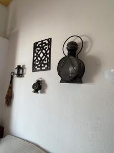 una lámpara colgada en una pared junto a una cama en Lourdes House Beach, en Caleta de Vélez