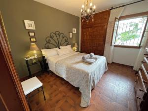 Un dormitorio con una cama y una silla y una ventana. en Lourdes House Beach, en Caleta de Vélez 25 fotos más