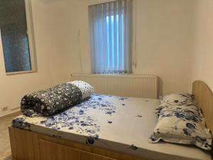 Ένα ή περισσότερα κρεβάτια σε δωμάτιο στο Apartament 3 camere Magurele