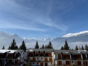 En generel udsigt til bjerge eller udsigt til bjerge taget fra lejligheden + 5 billeder