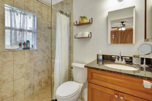 Koupelna v ubytování Coastal Charm Cozy Private Home in Cape Coral + 69 fotografií