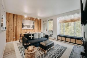 Μια τηλεόραση ή/και κέντρο ψυχαγωγίας στο Snowater Condo 64 - Welcome to Pet Friendly Camp Kulshan