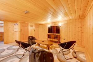 2 Mi to CU Boulder Townhome with Private Deck!的电视和/或娱乐中心