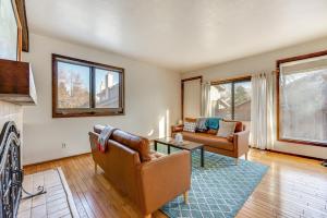 博尔德2 Mi to CU Boulder Townhome with Private Deck!的有两张沙发和一张桌子的客厅