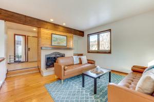 2 Mi to CU Boulder Townhome with Private Deck!的休息区