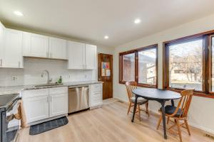2 Mi to CU Boulder Townhome with Private Deck!的厨房或小厨房