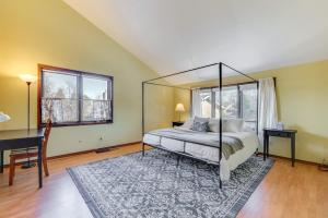2 Mi to CU Boulder Townhome with Private Deck!客房内的一张或多张床位