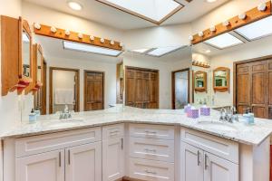 博尔德2 Mi to CU Boulder Townhome with Private Deck!的配有两个水槽和一面大镜子的浴室