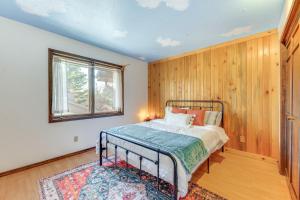 博尔德2 Mi to CU Boulder Townhome with Private Deck!的带床和窗户的卧室