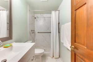 2 Mi to CU Boulder Townhome with Private Deck!的一间浴室
