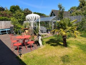 a patio with a table and chairs in a yard at Luca’s Loft in Bergen