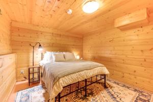 2 Mi to CU Boulder Townhome with Private Deck!客房内的一张或多张床位