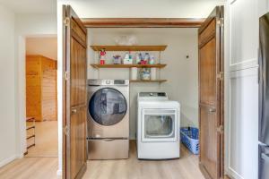 2 Mi to CU Boulder Townhome with Private Deck!的厨房或小厨房