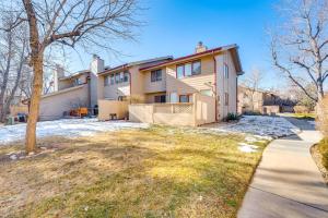 博尔德2 Mi to CU Boulder Townhome with Private Deck!的院子前有围栏的房子