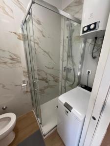 Koupelna v ubytování Green oasis for Two, 30 meters from sea