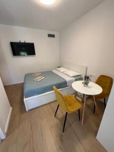 Postel nebo postele na pokoji v ubytování Green oasis for Two, 30 meters from sea