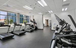 una palestra con tapis roulant ed ellittiche in un edificio di Lux Brickell Bay Condo City Views & Prime Location a Miami