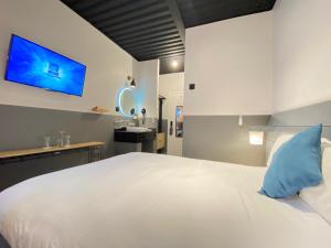 เตียงในห้องที่ Hotel NEXT