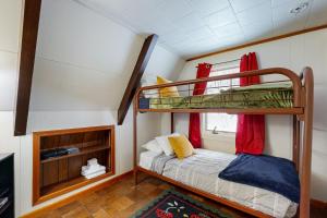 Postel nebo postele na pokoji v ubytování Upper A-Frame Escape