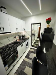 Kuchyň nebo kuchyňský kout v ubytování Apartament 1 camera LUX situat la parter in complex ApartHotel Botosani 2
