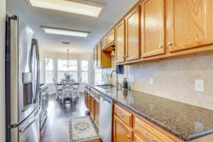 Η κουζίνα ή μικρή κουζίνα στο Fenced Yard and Patio Family Home in Round Rock
