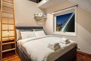 En eller flere senger på et rom på ARCTIC HOMES - Villa Borealis