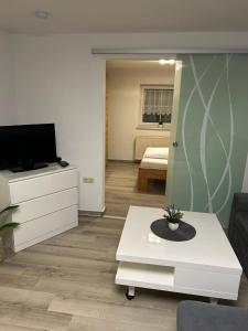 TV a/nebo společenská místnost v ubytování Souterrain Ferienwohnung Iphofen
