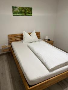 Postel nebo postele na pokoji v ubytování Souterrain Ferienwohnung Iphofen