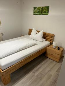 Postel nebo postele na pokoji v ubytování Souterrain Ferienwohnung Iphofen + 17 fotografií