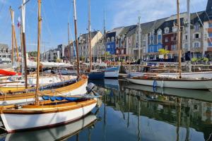 un groupe de bateaux amarrés dans un port avec des bâtiments dans l'établissement Ar vilin, à Plouézec