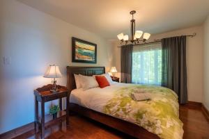 a bedroom with a bed and a window at La Grande Ourse de Charlevoix in Petite-Rivière-Saint-François