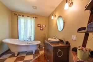 a large bathroom with a tub and a sink at La Grande Ourse de Charlevoix in Petite-Rivière-Saint-François +32 photos