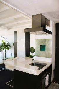 a kitchen with a white island in a room at Dúplex Icónico y Exclusivo en Madrid 6pax AirPort in San Sebastián de los Reyes