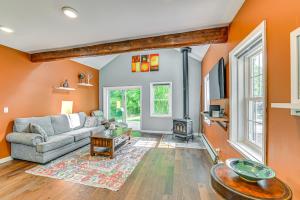 Μια τηλεόραση ή/και κέντρο ψυχαγωγίας στο Charming Ballston Spa Home with Sauna and Private Pool