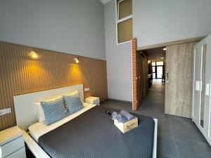 ein Schlafzimmer mit einem Bett und einem Kasten darauf in der Unterkunft Cruilles 13 in Valencia