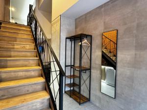 eine Treppe in einem Haus mit einem Spiegel in der Unterkunft Cruilles 13 in Valencia