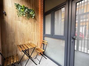 eine Veranda mit zwei Bänken neben einer Tür in der Unterkunft Cruilles 13 in Valencia