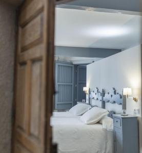 Postel nebo postele na pokoji v ubytování Casa Rural Castillo de Cáceres + 37 fotografií