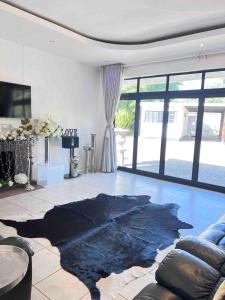 Khu vực ghế ngồi tại Hillside exquisite executive lodge