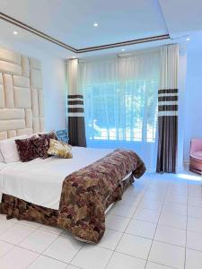 Giường trong phòng chung tại Hillside exquisite executive lodge