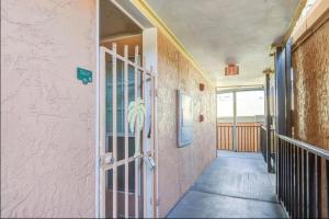 ein leerer Flur eines Schulgebäudes mit einer Tür in der Unterkunft Ocean & Pool Views on seawall - Shoreline Stays 10 in Galveston + 52 Fotos
